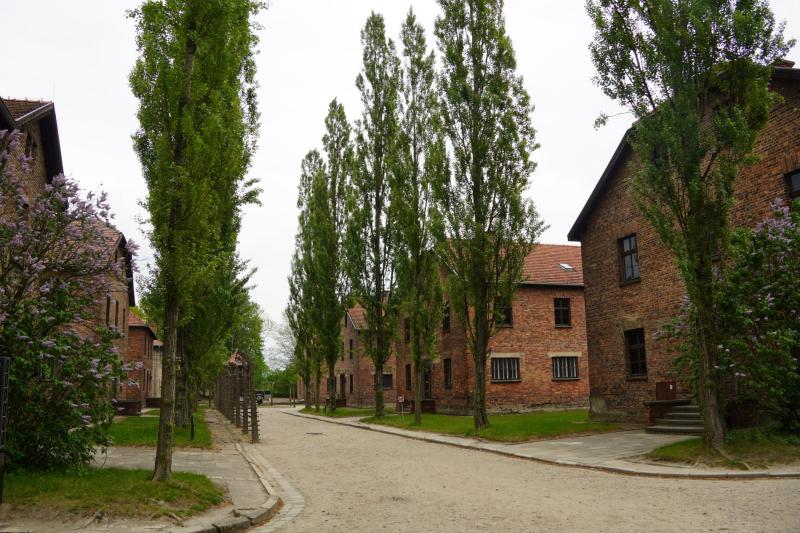 An beiden Seiten einer Lagerstraße befinden sich elf Backsteingebäude.