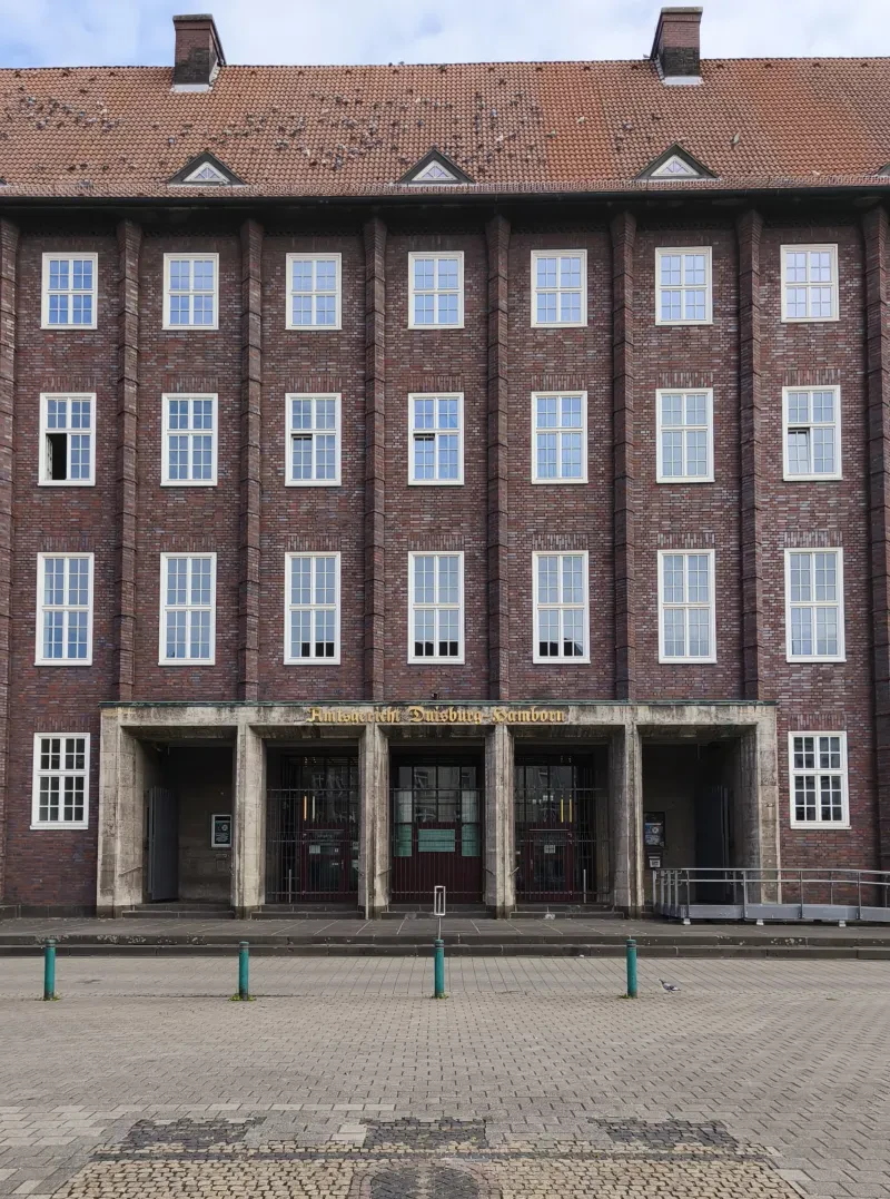 Ein großes Ziegelgebäude, über dem Eingang steht "Amtsgericht Duisburg-Hamborn".