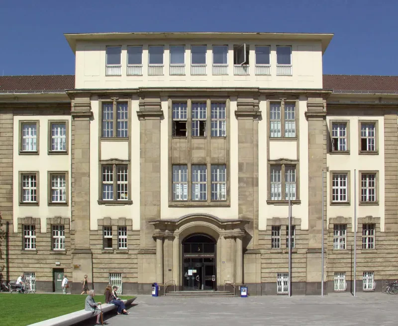 Land- und Amtsgericht Duisburg, Eingang am König-Heinrich-Platz, 2008.