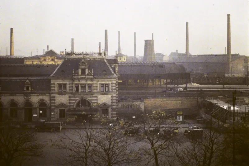 Am Hauptbahnhof Düsseldorf im Oktober 1923. Bei der Eisenbahn herrscht Regiebetrieb. Rechts ist das neue Gebäude des Bahnhofs im Bau. Im Hintergrund die Düsseldorfer Röhren- und Eisenwalzwerke Oberbilk.