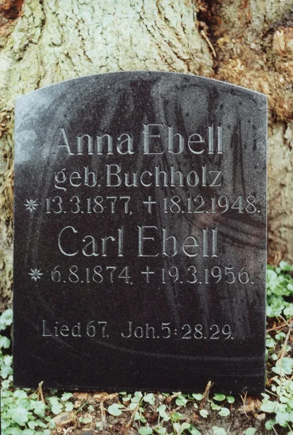 Grabstein von Karl und Anna Ebell auf dem Wismarer Friedhof, 2002.