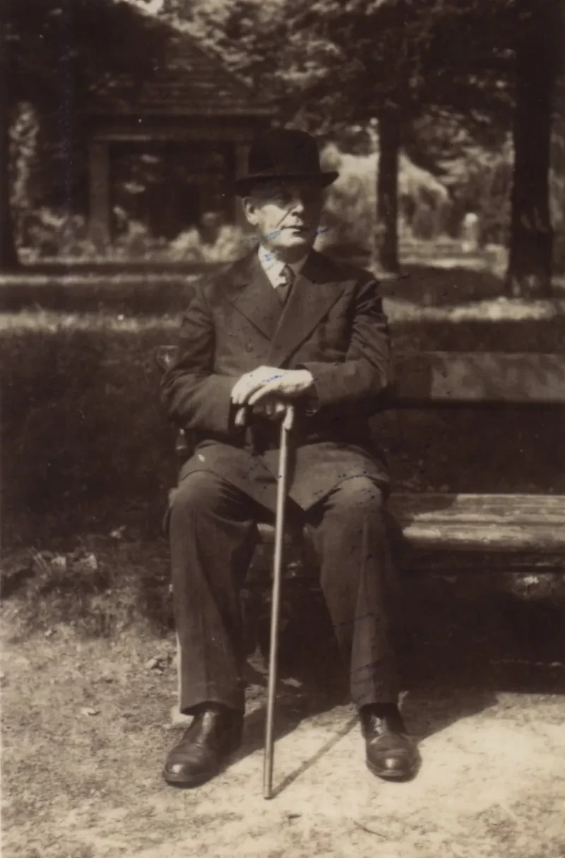 Karl Ebell, auf Bank sitzend, 1948.