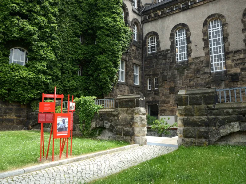 Der Eingangsbereich zur Gedenkstätte Münchner Platz in Dresden.