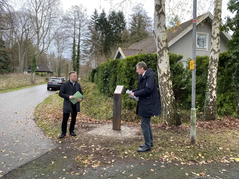 Einweihung der Gedenkstele zur Erinnerung an Adolf Bultmeyer am 30. November 2021 im Birkenweg in Rethorn, hier mit Gemeindesprecher Hauke Gruhn (li) und Bürgermeister Ralf Wessel.