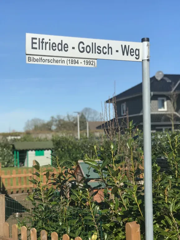 Straßenschild mit der Aufschrift "Elfriede-Gollsch-Weg Bibelforscherin 1894-1992)