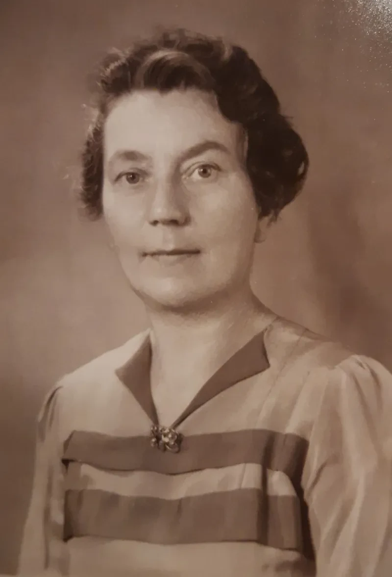 Portrait einer jungen Frau mit Kurzhaarfrisur.