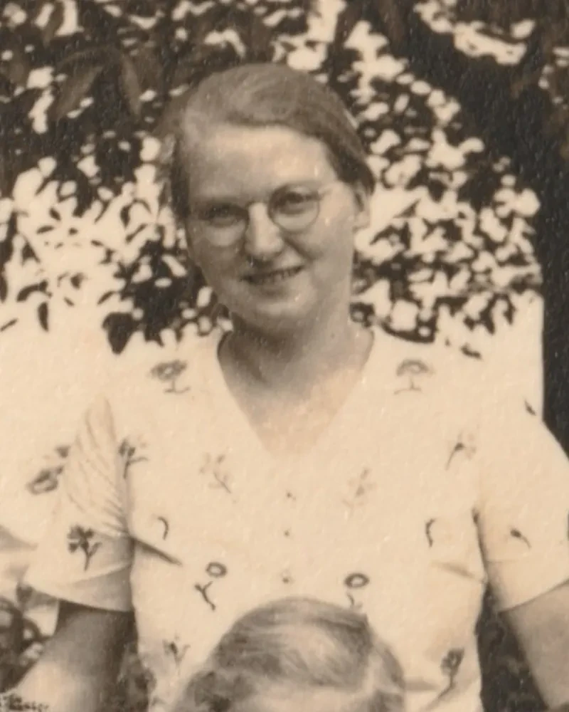 Ilse Brosius, Bildausschnitt aus einem Gruppenbild.
