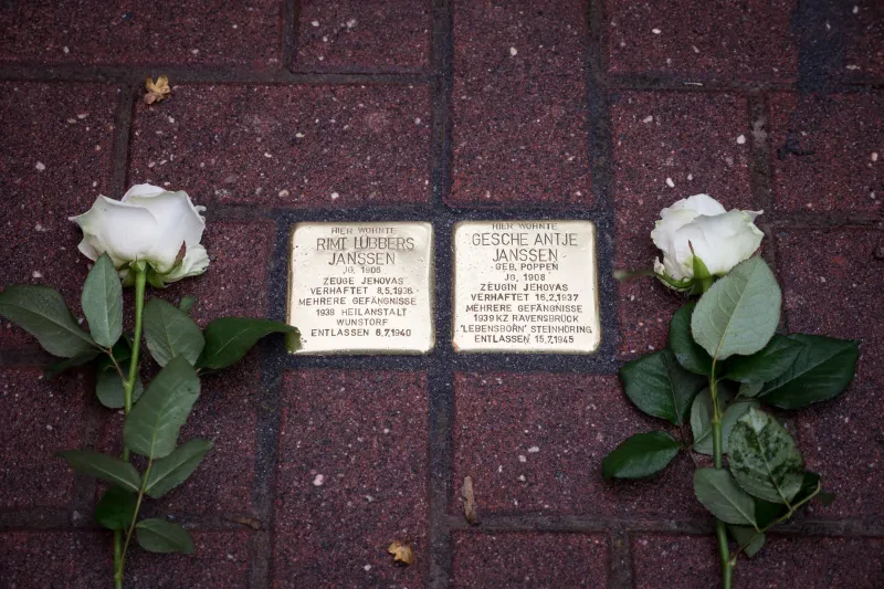 Zwei Stolpersteine im Gehweg. Sie tragen die Aufschriften: "Hier wohnte Rimt Lübbers Janssen / Jg. 1906 / Zeuge Jehovas / Verhaftet 8.5.1936 / mehrere Gefängnisse / 1938 Heilanstalt Wunstorf / Entlassen 6.7.1940" und "Hier wohnte Gesche Antje Janssen geb. Poppen / Jg. 1908 / Zeugin Jehovas / Verhaftet 16.2.1937 / Mehrere Gefängnisse / 1939 KZ Ravensbrück / 'Lebensborn' Steinhöring / Entlassen 15.7.1945"