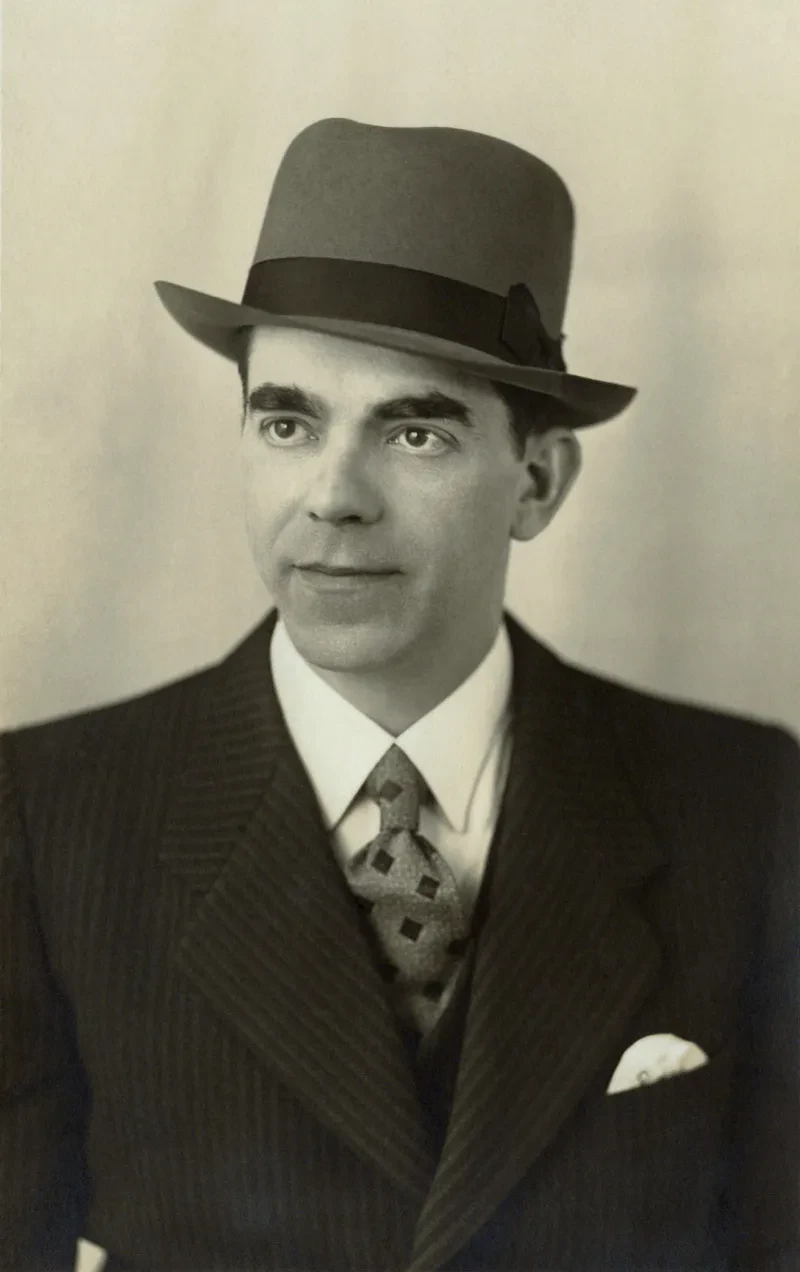 Emil Dechant in den 1920er Jahren Ein junger Mann im Anzug mit Krawatte und Hut.