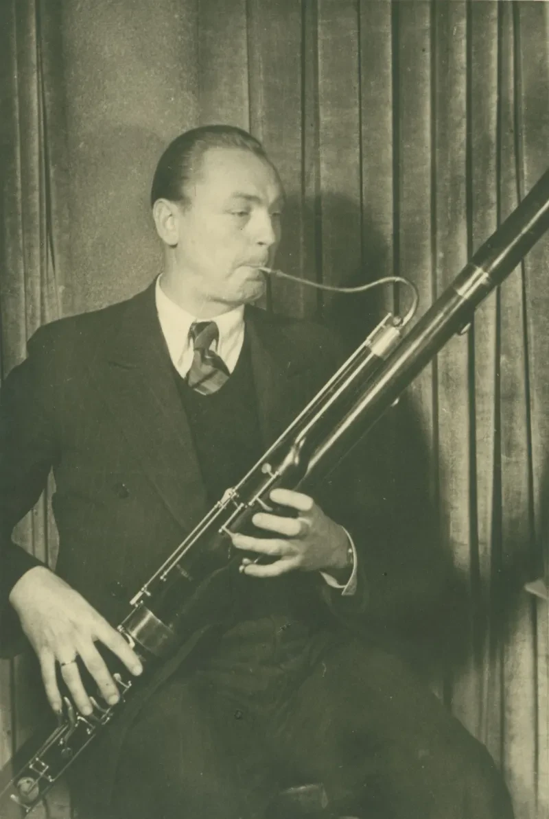 Ernst Schneider 1953 beim Spielen seines Fagotts