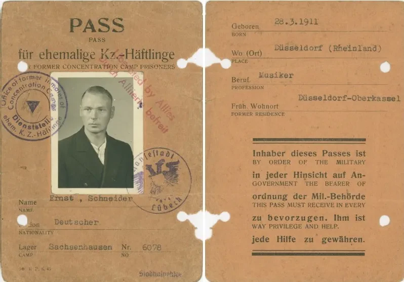 Pass für ehemalige KZ-Häftlinge von Ernst Schneider mit Passfoto von Mai 1945