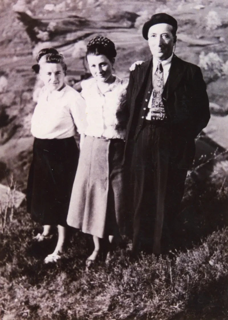 Vater, Mutter und jugendliche Tochter in der Natur.