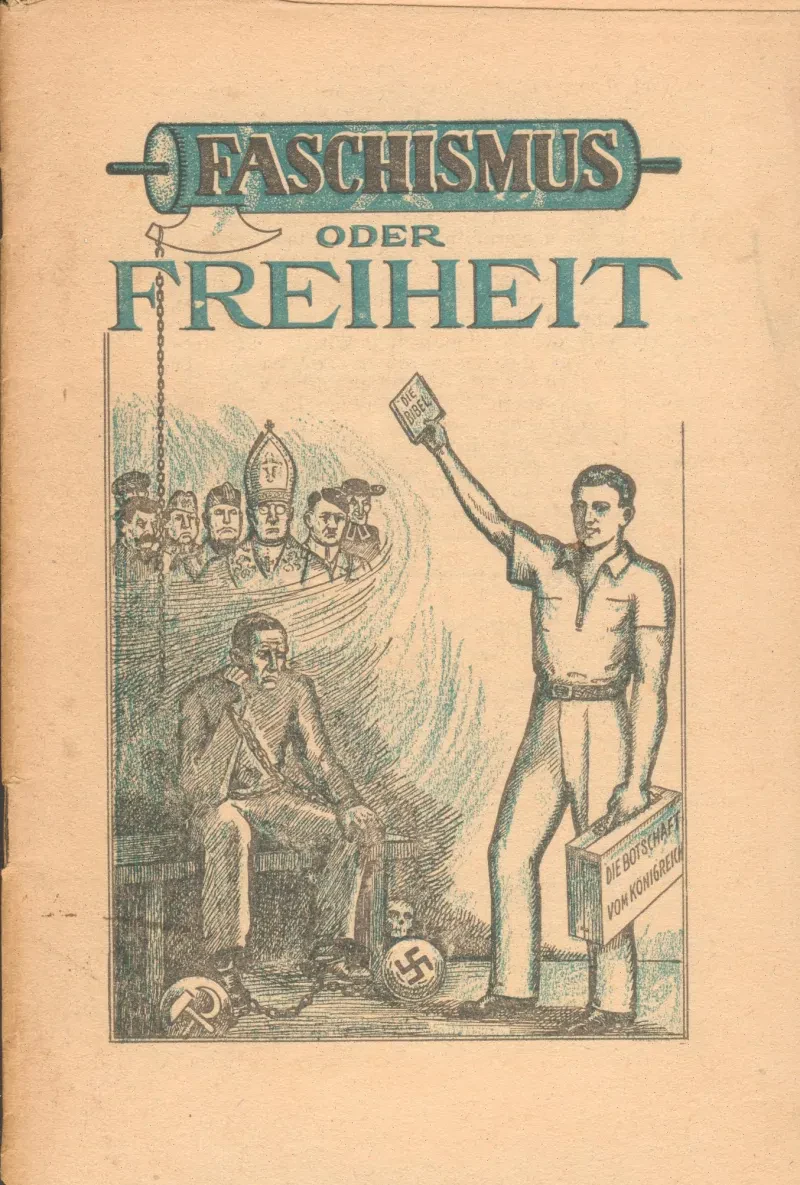 Die Broschüre zeigt einen Zeugen Jehovas mit einer Bibel und einem Koffer mit der Aufschrift "Die Botschaft vom Königreich". Links unten ein angeketteter Mensch, auf den Kugelketten je ein Hakenkreuz und ein Zeichen und Hammer und Sichel. Links oben sind der Papst, Stalin, Hitler, Mussolini u.a. zu sehen.