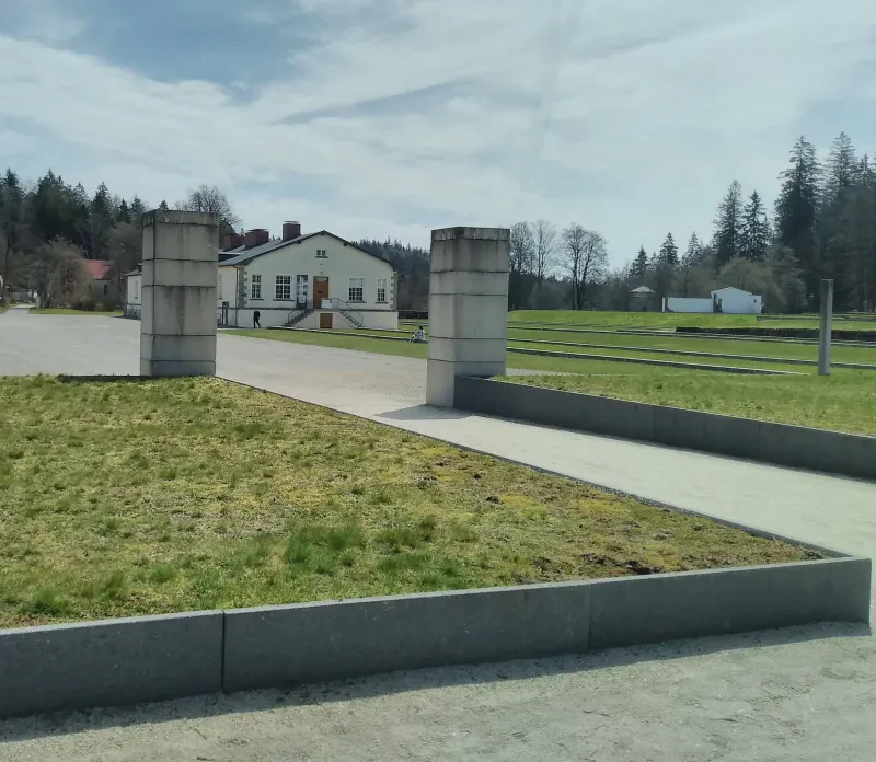 Blick auf den Eingang der Gedenkstätte.