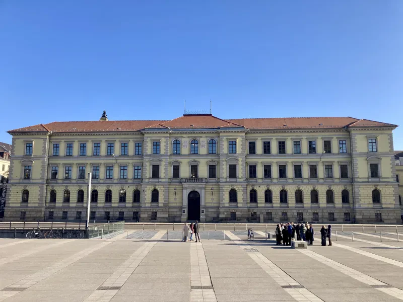 Einige Personen stehen vor dem Landgericht in Leipzig.