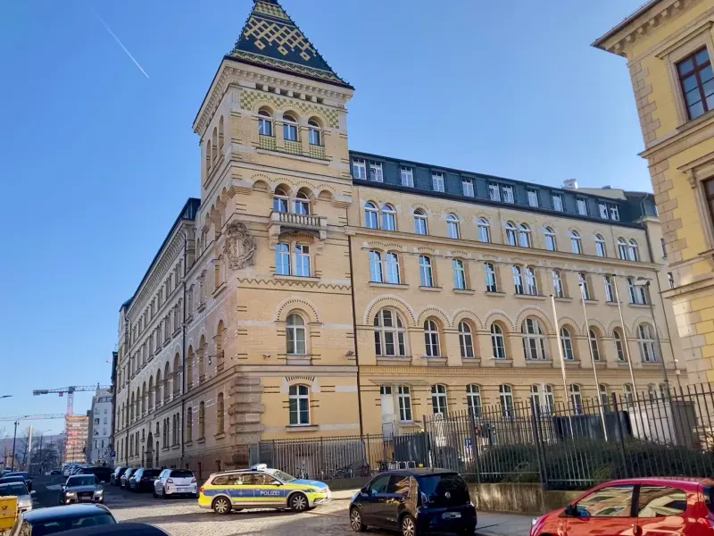 Ein Polizeiwagen biegt auf ein Polizeirevier ein.