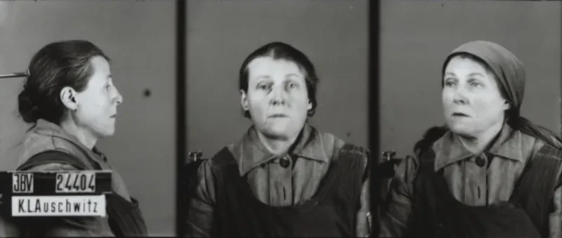 Eine junge Frau wird zunächst seitlich von rechts, dann von vorn und schließlich im Halbprofil mit Kopftuch aufgenommen. Auf dem ersten Bild ist der Schriftzug IBV, KL Auschwitz und die Häftlingsnummer zu sehen.