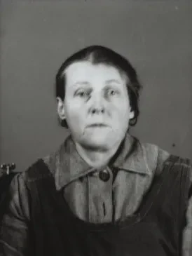 Foto einer Frau in gestreifter Häftlingskleidung