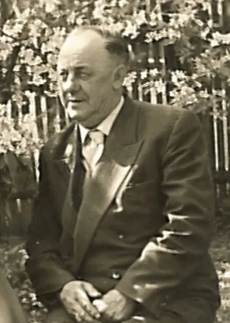 Aufnahme von Otto Friedrich im Freien sitzend, im Anzug in späteren Lebensjahren