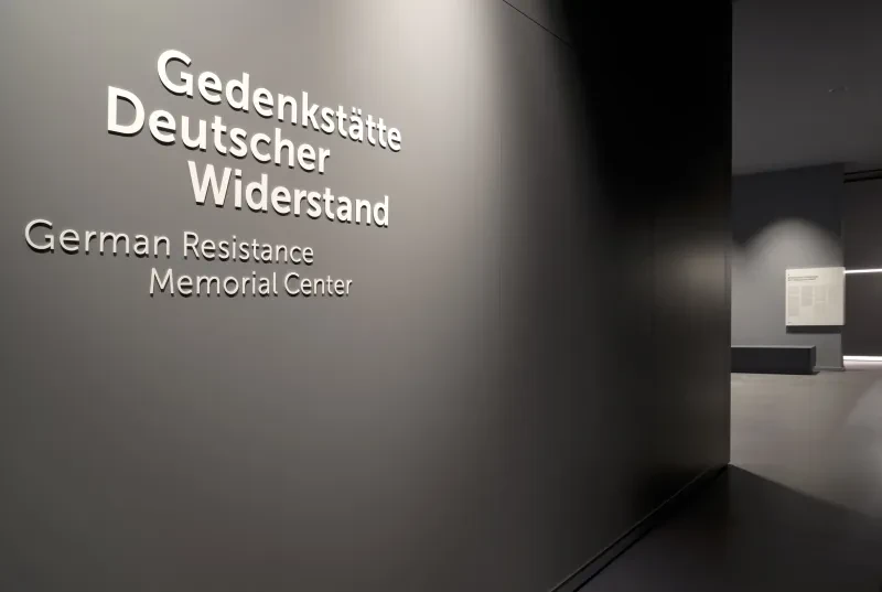 Eingang zum Ausstellungsbereich mit der Schrift "Gedenkstätte Deutscher Widerstand" an der Wand.