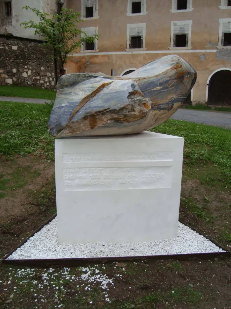 Gedenkstein im Hof des Benediktiner Klosters Stift St. Lambrecht, 2008.