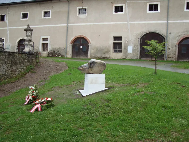 Gedenkstein im Hof des Benediktiner Klosters Stift St. Lambrecht.