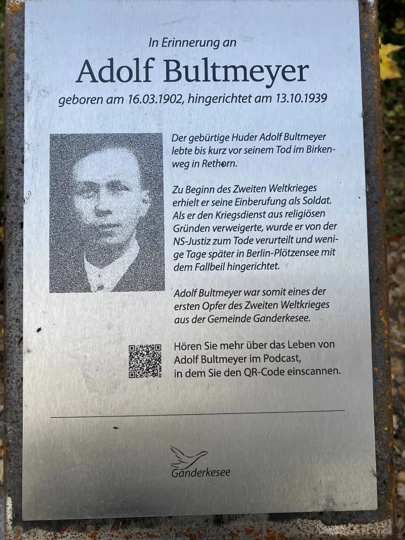 Tafel auf der Stele.