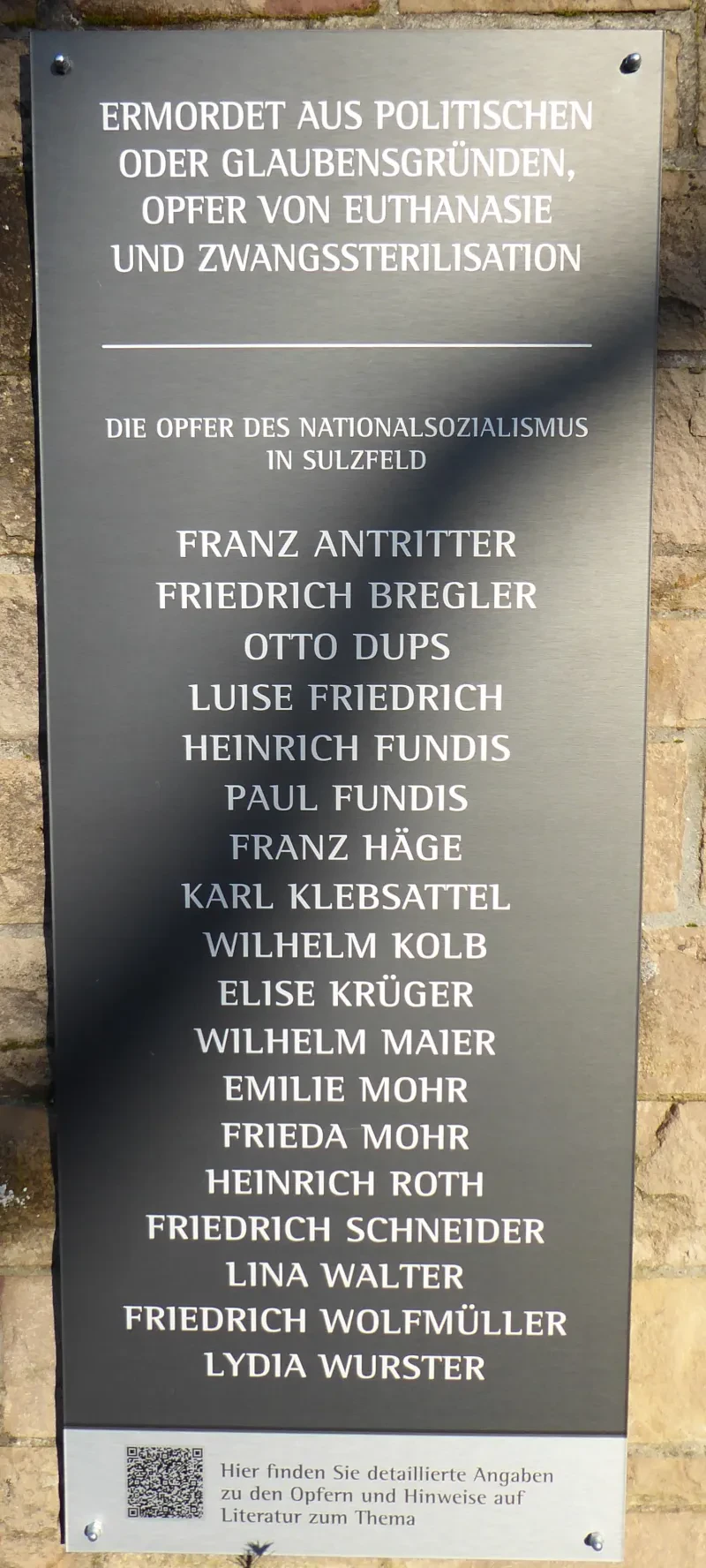 Eine Gedenktafel für 18 „Opfer des Nationalsozialismus in Sulzfeld“, die „ermordet aus politischen oder Glaubensgründen“ oder „Opfer von Euthanasie und Zwangssterilisation“ geworden waren.