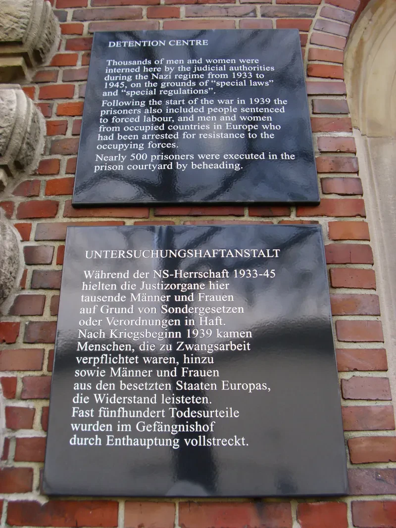 Gedenktafel am Eingang der Untersuchungshaftantsalt am Holstenglacis in Hamburg, 2011
