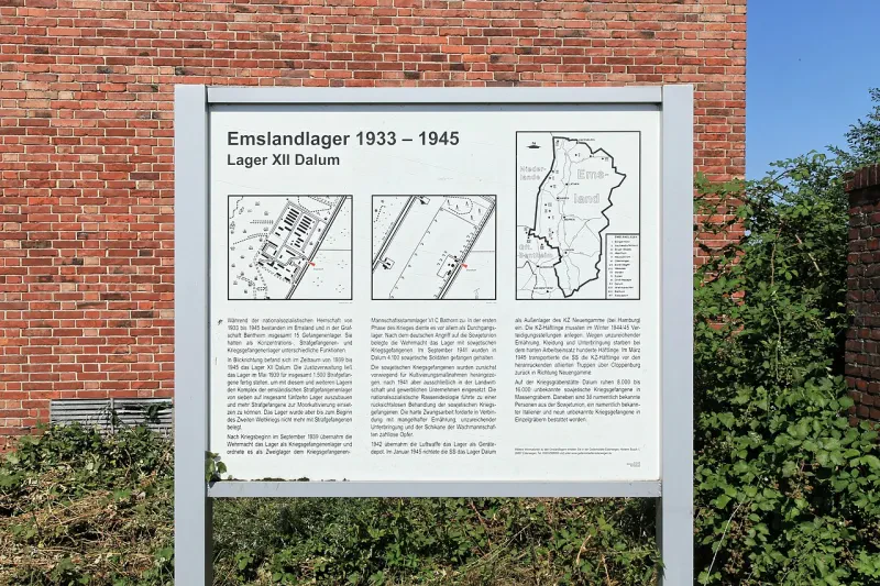 Ein weißes Hinweisschild mit Landkarten beschreibt das Lager in 3 Spalten.