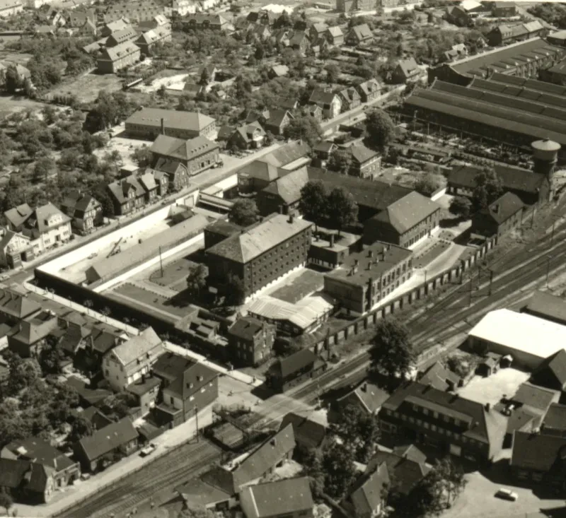 In einem ummauerten, begrünten Innenhof steht ein vierstöckiges Zellengebäude, rechts daneben das ursprüngliche zweistöckige Arbeitshaus. Oberhalb davon steht die hufeisenförmige, ehemalige Kaserne mit dem Verwaltungsgebäude des Gefäängnis.