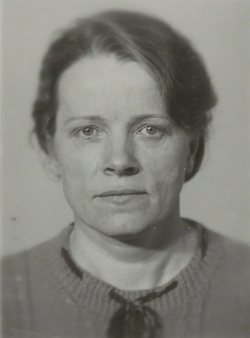 Eine Frau mittleren Alters mit offenem Blick.
