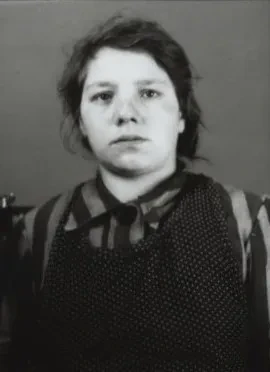 Foto einer Frau in gestreifter Häftlingskleidung