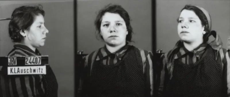 Eine junge Frau wird zunächst seitlich von rechts, dann von vorn und schließlich im Halbprofil mit Kopftuch aufgenommen. Auf dem ersten Bild ist der Schriftzug IBV, KL Auschwitz und die Häftlingsnummer zu sehen.