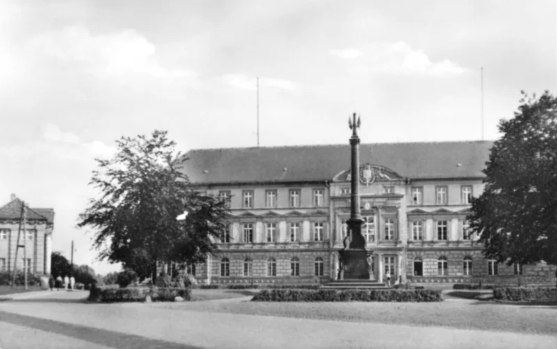 Das Gerichtsgebäude in Güstrow, um 1950, Außenansicht.