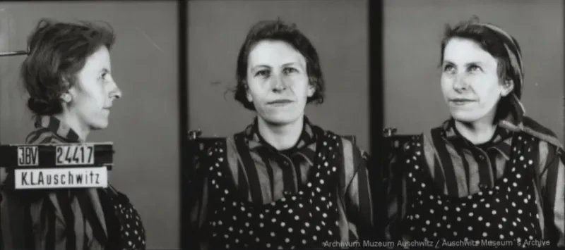 Eine junge Frau wird zunächst seitlich von rechts, dann von vorn und schließlich im Halbprofil mit Kopftuch aufgenommen. Auf dem ersten Bild ist der Schriftzug IBV, KL Auschwitz und die Häftlingsnummer zu sehen.
