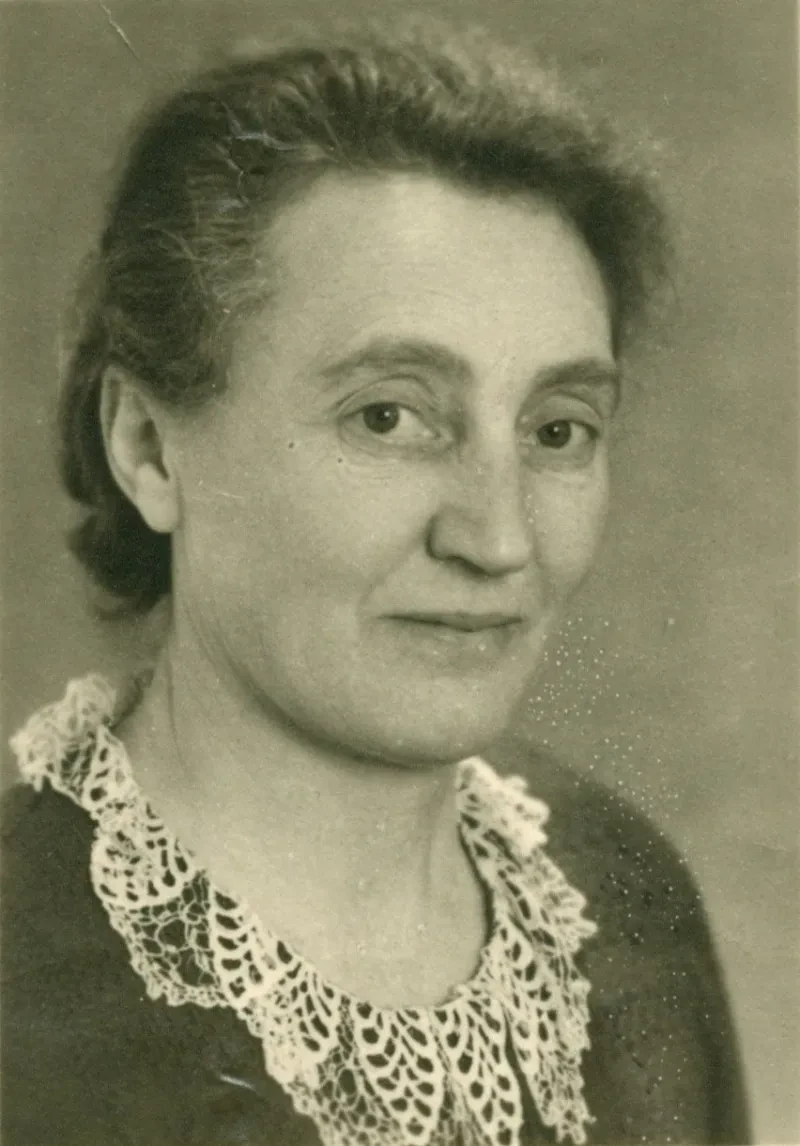 Eine Frau blickt in die Kamera.