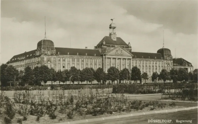Prachtvolles Regierungsgebäude auf einer Postkarte. Bildunterschrift: "Düsseldorf, Regierung"