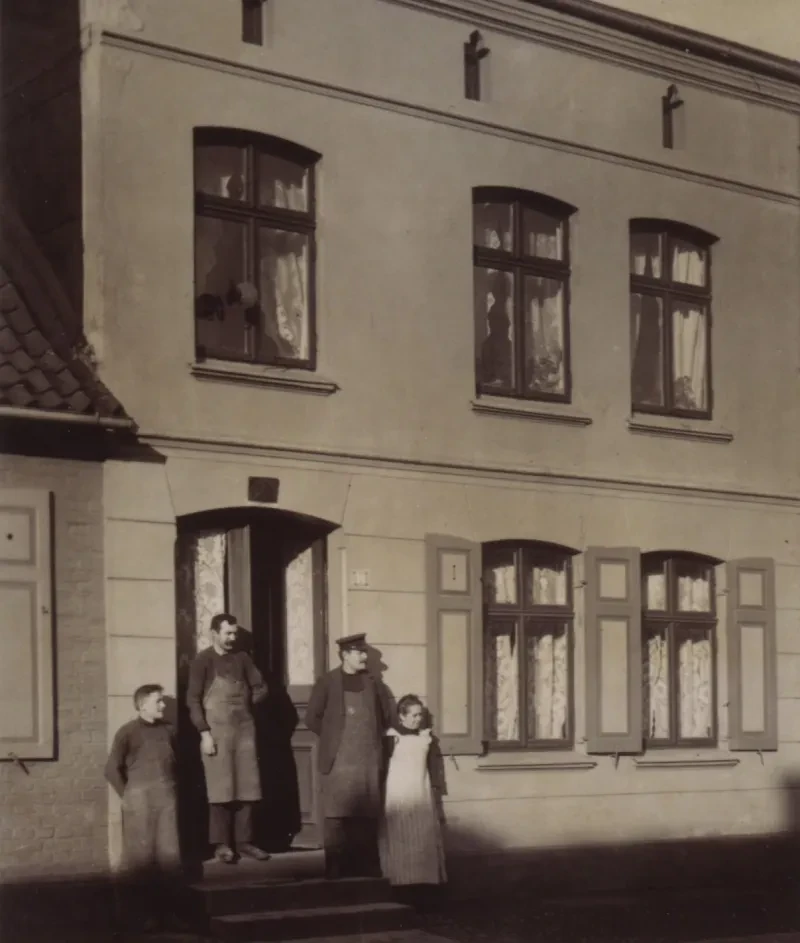 Tischlermeister Karl Ebell mit Ehefrau Anna und zwei Gesellen (links) vor dem Haus in der Santower Straße 10 in Grevesmühlen.