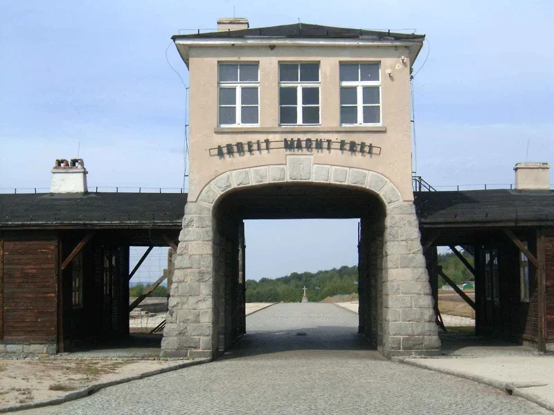 Ein Eingangstor mit der Aufschrift "Arbeit macht frei".