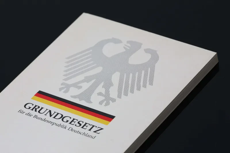 Ein Buch mit der Aufschrift "Grundgesetz"