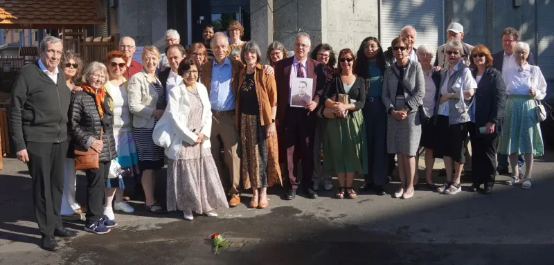 18 Frauen und 9 Männer stehen hinter dem Stolperstein von Robert Arthur Winkler, neben dem Rosen niedergelegt wurden.