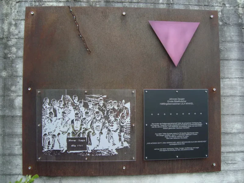 Gedenktafel für Zeugen Jehovas an einer Wand in der KZ-Gedenkstätte Gusen, 2014.