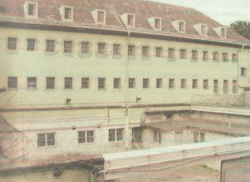 Haftanstalt, hier das zu DDR-Zeiten so genannte Haus E, auf dem Gelände der Bauhofstraße/Priesterstraße, 2002.