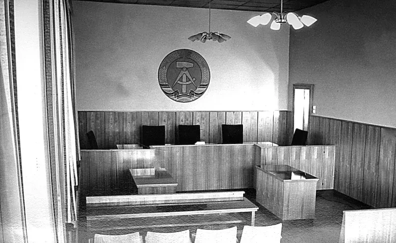 Verhandlungsraum im Kreisgericht Hagenow in den 1980er Jahren mit Emblem Hammer, Sichel, Ährenkranz.