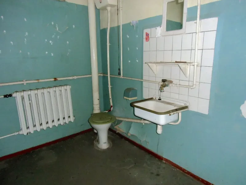 Gefängniszelle in der U-Haftanstalt Hagenow, 1990er Jahre.