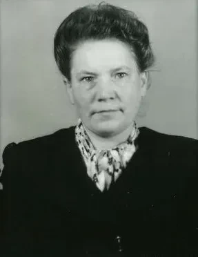 Eine Frau in mittleren Jahren sieht in die Kamera.