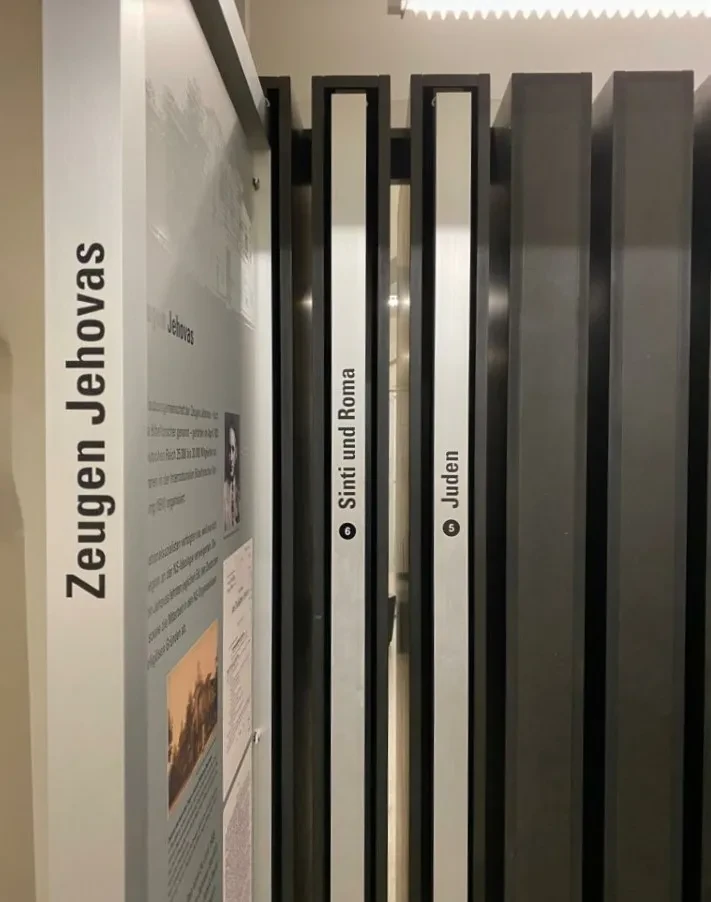 Ausstellungstafel in der Gedenkstätte "ROTER OCHSE" zum Thema "Zeugen Jehovas".
