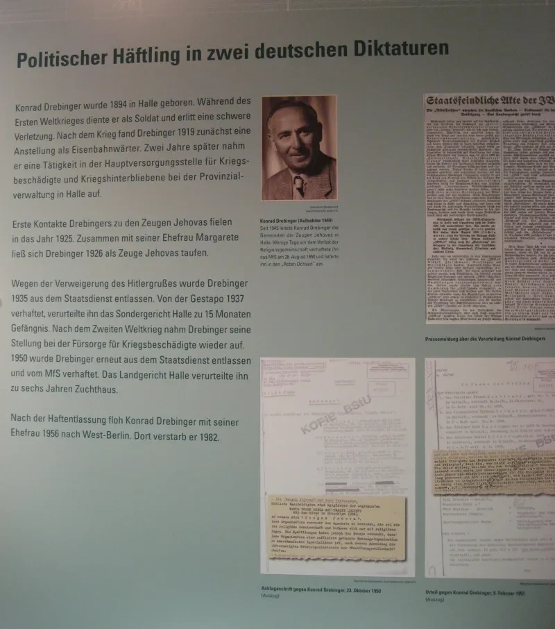 Tafel in der Gedenkstätte "Roter Ochse" zu Konrad Drebinger, der in zwei deutschen Diktaturen inhaftiert war.