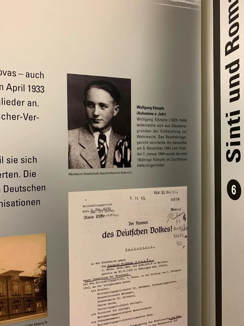Dauerausstellung mit Informationstafel zu dem Zeugen Jehovas Wolfgang Kämpfe, der vom Reichskriegsgericht zum Tode verurteilt und in Halle hingerichtet wurde.